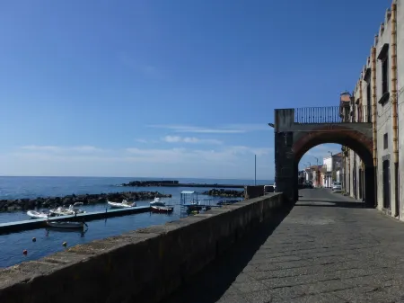 Apartment  with large terrace by the sea - Torre Archirafi Отели в г. Рипосто