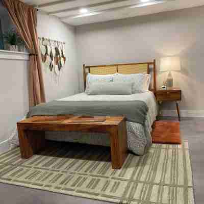 Stylish Guest Suite in Alberta Arts - New Hot Tub Too! Rooms