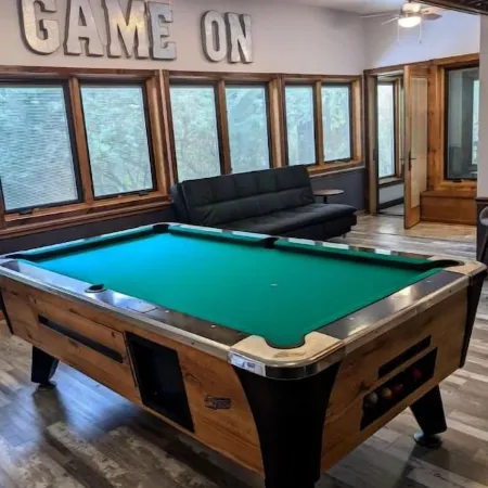 Hot Tub and Game Room! Center of Town, Walking Distance to Ball Games & College.