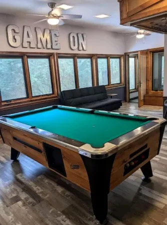 Hot Tub and Game Room! Center of Town, Walking Distance to Ball Games & College.