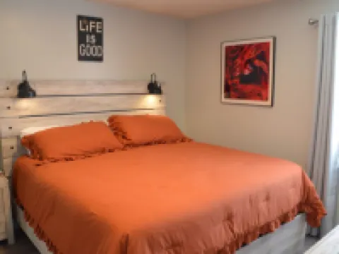 The Perfect Spot: 2-Bedroom Apt - Centrally located in fabulous Enterprise! エンタープライズのホテル