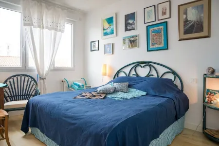 Bright Furniture Near Grande-Plage, Train Station, Shopss Отели рядом с достопримечательностью «Quartier de l'Ile de Penotte»