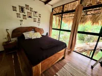 TreeTop Mansion, where the jungle meets the sea! Hotel di 