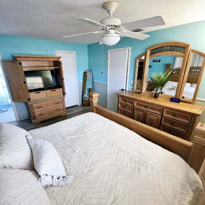 2-bedroom pool house with WiFi, AC in Spring Hill. Minutes from Weeki Wachee