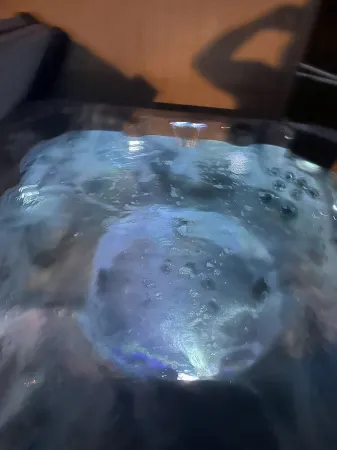 Mill town location by the river w/hot tub Отели в г. Боннер-Запад Риверсайд