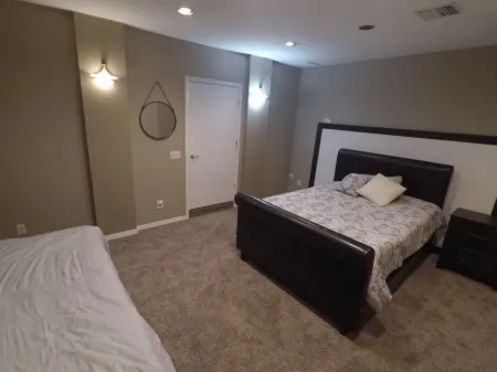 Multi-family peaceful retreat home sleeps15 with heated pool near Crystal River!