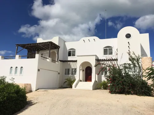 Gorgeous Emerald Coast Beachfront Home; Bring Friends & Family Hotels in Hunucma