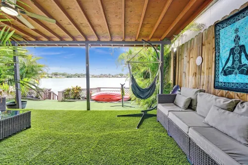 Lake view jacozi entire home Close tohard rock. 10 min from FLL and the beach.