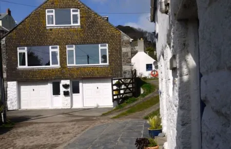 Jimmers Loft@Cadgwith Cove-Beautiful Sea Views