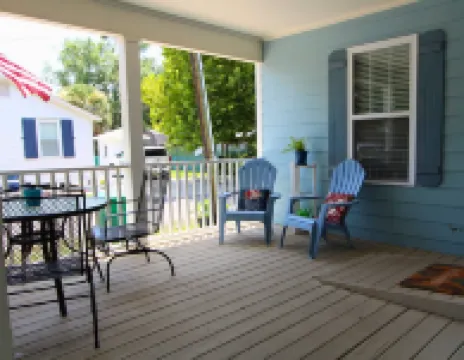 Annie's Cottage- Your Spring Fling Getaway in Bay St. Louis! 2 Adjustable Queens
