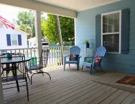 Annie's Cottage- A Peaceful Summer Getaway in Bay St. Louis!  Adjustable Queens
