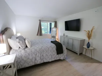 Luxurious Lake Front Condo With Stunning Views In Kirkland