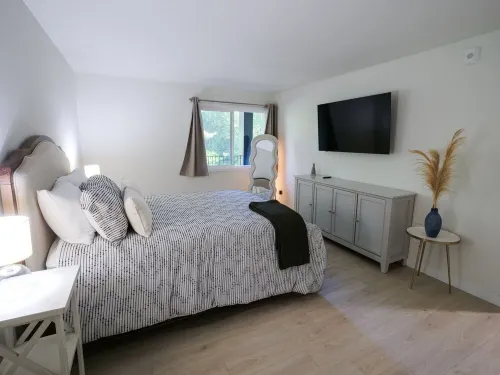 Luxurious Lake Front Condo With Stunning Views In Kirkland