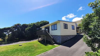 Sunset cottage Paekākāriki - sand, sea and sunsets 와레로아 스트림 주변 호텔