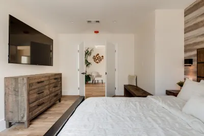 Luxury 5-bedrooms villa in pool in Los Angeles Отели рядом с Los Angeles Whiteman Apt