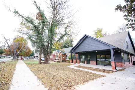 The Campus Cottage on Elm is the ideal University of Oklahoma gameday residence Отели рядом с достопримечательностью «STASH»