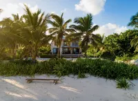 PRIVATE BEACHFRONT PARADISE with COOK & POOL = Luxury on the Sea!