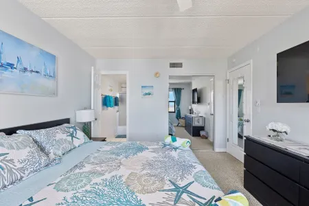 Dreamy Beach 2/2 Condo with Ocean & River Views Awaits! Отели рядом с достопримечательностью «Парк Ван Авеню»