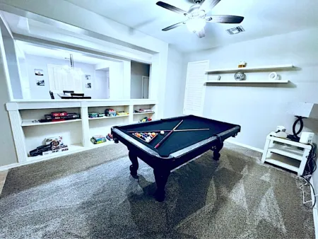 Chandler Getaway: 5Br 2BA, Heated Pool, Pool Table, Bikes, BBQ Grill, & More Отели рядом с достопримечательностью «Окотильо Голф Клаб»