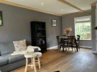 NEW:Cozy Apartment on the Water in Jorwert, just a stone's throw from Leeuwarden Hotels in Littenseradeel