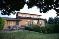 Silver Star Road Suites - Detached Two Bedroom Suite Отели рядом с достопримечательностью «BX Creek & Falls Trail»