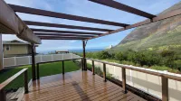 New home. Stunning ocean and mountain views. 5 Minutes from the beach Hotel a Makaha Valley