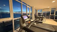 Large ocean front corner unit w extra sleeping area.