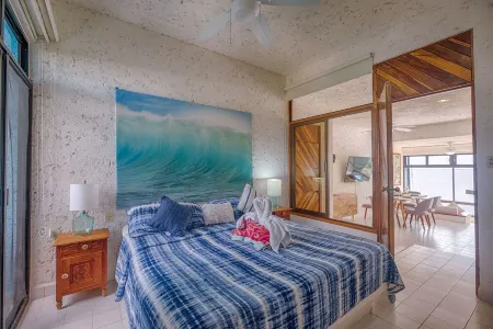 Amazing View Oceanfront with 2 pools, Daily Housekeeping