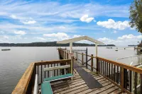 Oceanfront Cottage: Private Dock, Beach Access, Hot Tub, BBQ & Free Kayaks