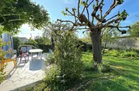 Maison de Plein Pied, Dans un Jardin Arboré, au Calme, en Plein Centre-ville