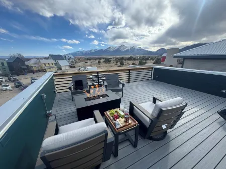 NEW! Roof Top Chalet-Luxury Western Living-STR-308 Отели рядом с достопримечательностью «Elephant Rock campground»