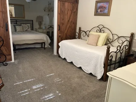 BestStays@Queen Bee Cozy for couples and small families Отели в г. Тилер