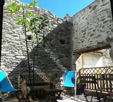 Stone loft panoramic mountain views Отели в г. Ригарда