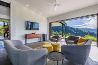 New Luxury Home - 180 degree Ocean Views - Pool/Hot tub  -Sleeps 11 - Chef avail