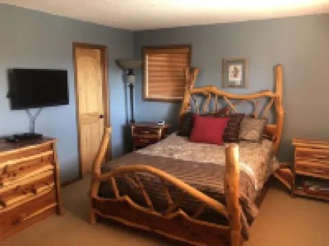 Spacious 5 BR/3 BA Pocono Chalet game room in the Hideout 萊克酒店