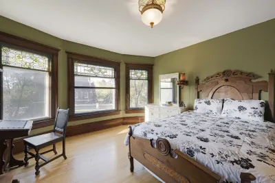 Stunning Historical Mansion: 8 bedrooms (sleeps 16+ Bay Point Park - Pavilion 2附近的飯店