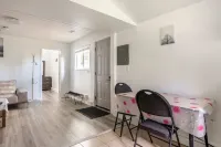 Quite and Convenient 1 Bed 1 Living Fiber Gig WiFi/AC/Parking/Near YVR