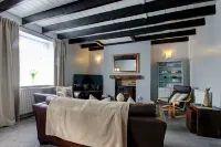 Cosy 1800s Mole Cottage