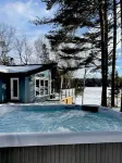 Luxurious pet friendly 4-bedroom cottage in Coe Hill with year round hot tub