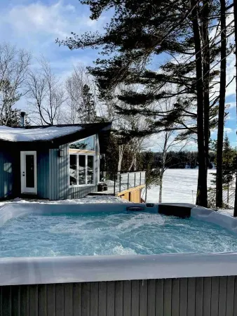 Luxurious pet friendly 4-bedroom cottage in Coe Hill with year round hot tub