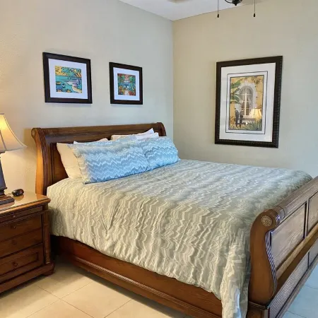 Cayman Breeze, Oceanfront Condo 2Br/2BA, with Pool, Near Rum Point