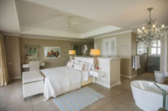 Luxury private villa on Eden Island 羅切凱曼酒店