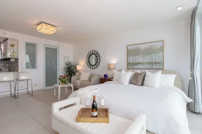 5 minutes to SJU airport, Steps to Isla Verde Beach, 15th Fl. w/Prkg @ESJ Towers