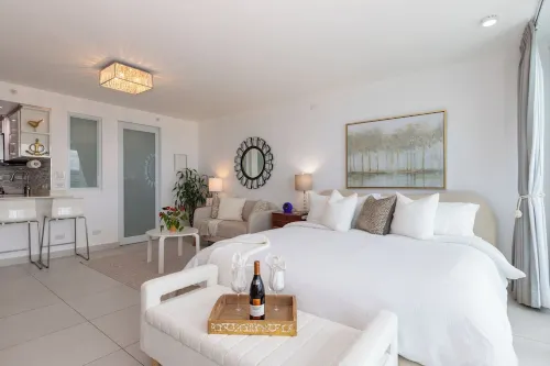 5 minutes to SJU airport, Steps to Isla Verde Beach, 15th Fl. w/Prkg @ESJ Towers