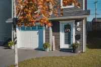 Modern house with beautiful spaces indoor and out!  호텔