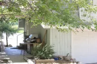 Private Loft Cottage, w/ bedroom, close to Kern River. Pet friendly. Sleeps 8 Hotels in Kernville