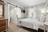 Shell We Dance? Charming Bungalow with Fabulous Location and Private Pool!