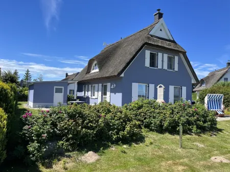 Albatros I - Exclusive thatched house on the waterfront