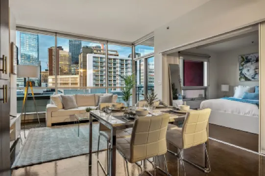 Chic Luxe 2BD + Free Parking-Central Downtown Gem ロイヤル・サンオルタ・パーク周辺のホテル