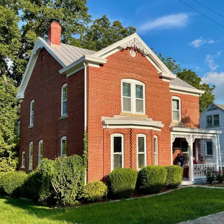 Gorgeous Historic Victorian - 4 bedrooms 2 bathrooms - 4 Blocks Walk to Town